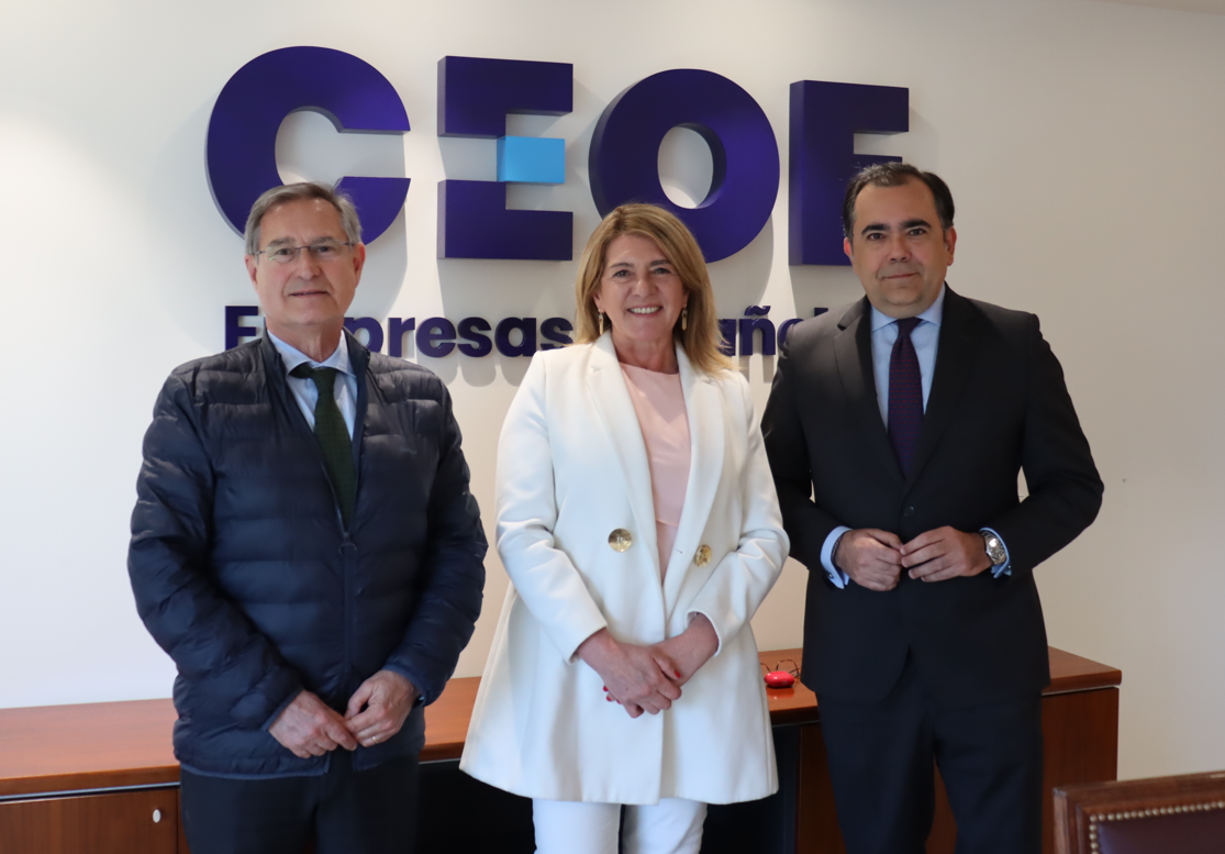 José María Borda y Ana Santiago (Sisteplant) junto a Borja Echegaray, director de la Fundación CEOE.